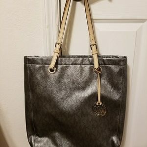 EUC Michael Kors Jet Set travel tote